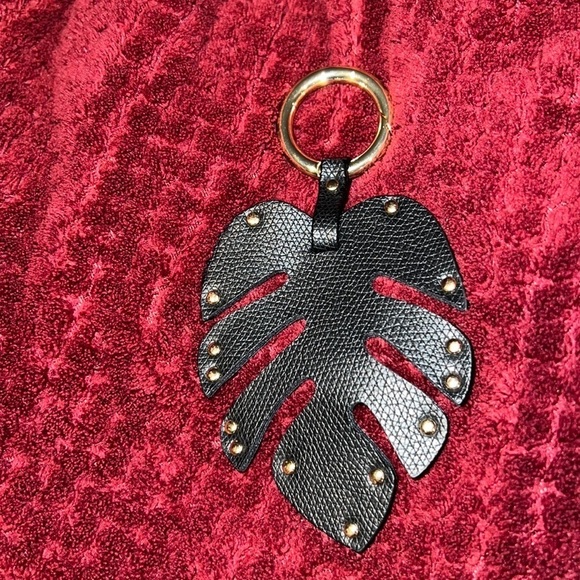 Vintage Luxury fashion faux  leather studded leaf design Large key ring - Picture 3 of 11